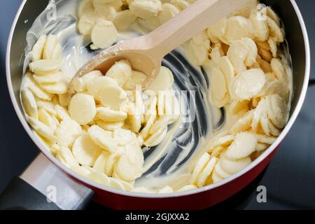 Comment faire des cake pops - fondre le chocolat blanc dans le pot. Pas à pas, tutoriel. Banque D'Images