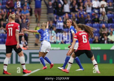 LEICESTER, ROYAUME-UNI 12 SEPT. Abbie McManus, de Leicester City Women, célèbre un but lors du match Barclays FA Women's Super League entre Leicester City et Manchester United au King Power Stadium, Leicester, le dimanche 12 septembre 2021. (Crédit : James HolyOak | MI News) crédit : MI News & Sport /Alay Live News Banque D'Images