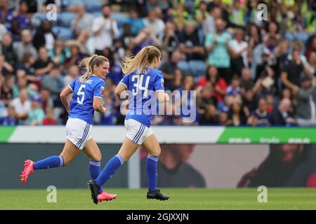 LEICESTER, ROYAUME-UNI 12 SEPT. Abbie McManus de Leicester City Women court pour le redémarrage après avoir obtenu un but pour son côté lors du match de Super League féminin de Barclays FA entre Leicester City et Manchester United au King Power Stadium, Leicester, le dimanche 12 septembre 2021. (Crédit : James HolyOak | MI News) crédit : MI News & Sport /Alay Live News Banque D'Images