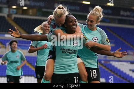 Danielle carter (au centre) de Brighton et Hove Albion fête avec Inessa Kaagman (à gauche) et Emily Simpkins après avoir remporté le troisième but de leur équipe lors du match de la Super League des femmes de la FA au stade des trophées de St Andrew, à Birmingham. Date de la photo: Dimanche 12 septembre 2021. Banque D'Images