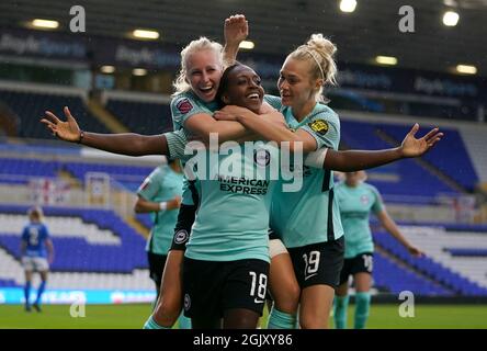 Danielle carter (au centre) de Brighton et Hove Albion fête avec Inessa Kaagman (à gauche) et Emily Simpkins après avoir remporté le troisième but de leur équipe lors du match de la Super League des femmes de la FA au stade des trophées de St Andrew, à Birmingham. Date de la photo: Dimanche 12 septembre 2021. Banque D'Images