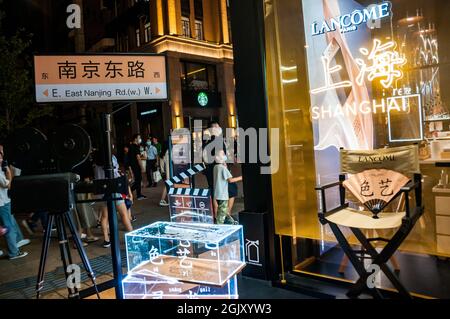 Une boutique pop up Lancôme sur la nouvelle partie de la rue piétonne Nanjing East Road dans le centre de Shanghai, en Chine, la nuit. Banque D'Images