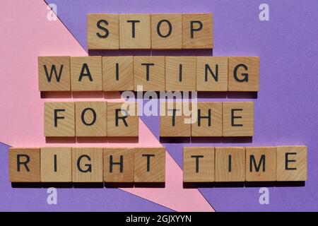 Arrêtez d'attendre le bon moment, les mots en lettres de l'alphabet en bois isolées sur l'arrière-plan Banque D'Images