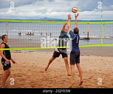 UKBT Beach Tour 3* Volleyball Event, Portobello, Édimbourg, Écosse, Royaume-Uni. 12 septembre 2021. Lothian & Borders Volleyball s'est associé au NUVOC Volleyball Club pour livrer le tournoi UKBT 3* à Portobello le dimanche 12 septembre. Le partenariat vise à soutenir financièrement le Club de volley-ball junior NUVOC à son retour au volley-ball intérieur et à soutenir la hausse des coûts des installations intérieures. Banque D'Images