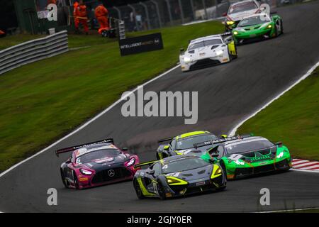 Barwell Motorsport (#1) Lamborghini Huracan GT3 Evo piloté par Adam Balon et Sandy Mitchell GT3 Pro/Am Topass Team Rocket RJN (#4) McLaren 570S GT4 piloté par Harry Hayek et Katie Milner GT4 Silver et Team Rocket RJN (#3) McLaren 570S GT4 piloté par Alain Valente et Michael Benyahia GT4 Silver Wing RAM Racing (#6) Mercedes-AMG GT3 pilotées par Ian Loggie & Yelmer Buurman GT3 Pro/Am essaie de suivre pendant le championnat Intelligent Money British GT Round 7 à Oulton Park, Little Budworth, Angleterre, le 12 septembre 2021. Photo de Jurek Biegus. Utilisation éditoriale uniquement, licence requise pour Banque D'Images