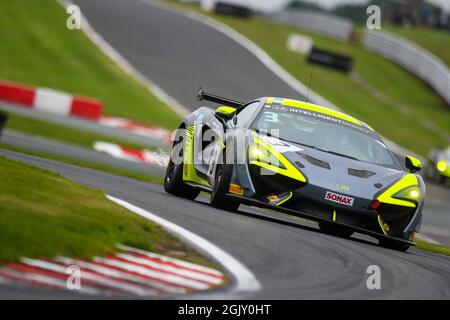 Team Rocket RJN (#3) McLaren 570S GT4 conduite par Alain Valente et Michael Benyahia GT4 Silver lors de l'Intelligent Money British GT Championship Round 7 à Oulton Park, Little Budworth, Angleterre, le 12 septembre 2021. Photo de Jurek Biegus. Utilisation éditoriale uniquement, licence requise pour une utilisation commerciale. Banque D'Images