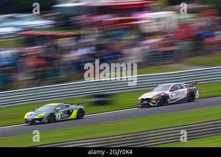 Team Rocket RJN (n° 3) McLaren 570S GT4 pilotée par Alain Valente et Michael Benyahia GT4 Silver dirige Balfe Motorsport (n° 5) McLaren 720S GT3 pilotée par Stewart Proctor et Lewis Proctor GT3 Silver/Am lors de l'Intelligent Money British GT Championship Round 7 à Oulton Park, Little Budworth, Angleterre le 12 septembre 2021. Photo de Jurek Biegus. Utilisation éditoriale uniquement, licence requise pour une utilisation commerciale. Banque D'Images