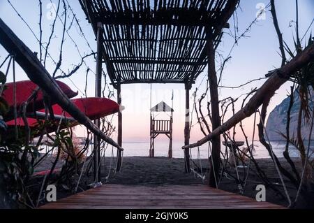 Lido Metamare ou Meta plage est petite avec une vue extraordinaire sur les falaises de Meta, en Italie sur la péninsule de Sorrente. Banque D'Images