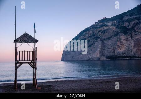 Lever de jour au bord de l'eau à Meta sur la péninsule de Sorrente dans le sud de l'Italie. Banque D'Images