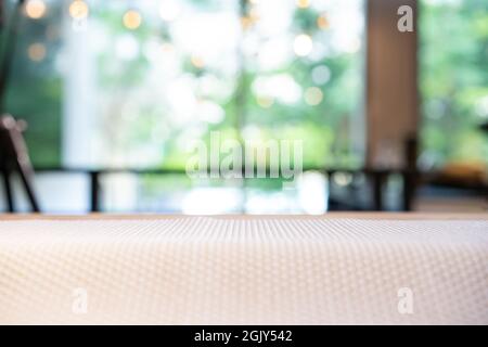 Base en mousse antidérapante sur la table avec bois de perspective sur fond flou bokeh clair pour l'emballage et le contenu du produit bannière et publicité Banque D'Images