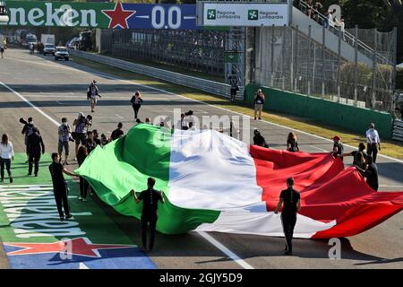 Monza, Italie. 12 septembre 2021. Atmosphère de grille - drapeau italien. Grand Prix d'Italie, dimanche 12 septembre 2021. Monza Italie. Crédit : James Moy/Alay Live News Banque D'Images