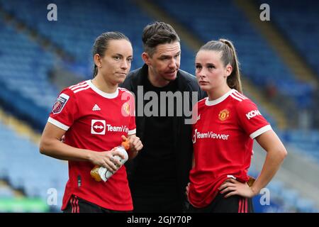 Lucy Staniforth (à gauche) de Manchester United, le directeur Marc Skinner (au centre) et Ella Toone après le match de la Super League des femmes FA au King Power Stadium, Leicester. Date de la photo: Dimanche 12 septembre 2021. Banque D'Images