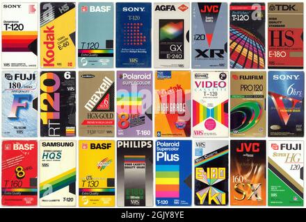 Collection de cassettes vidéo VHS anciennes, fond de couverture rétro coloré Banque D'Images