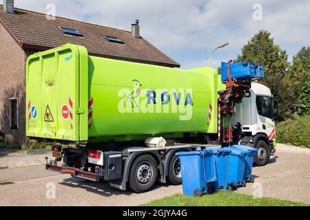 Urk, pays-Bas - 03 septembre 2021: Chariot de nettoyage des conteneurs de collecte de papier de rebut dans la zone résidentielle, série photo 4 de 5 Banque D'Images