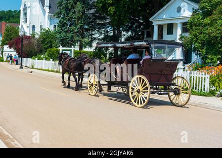 Mackinaw Island, MI - 14 juillet 2021 : calèche sur Mackinac Island, MI le 14 juillet 2021. Banque D'Images