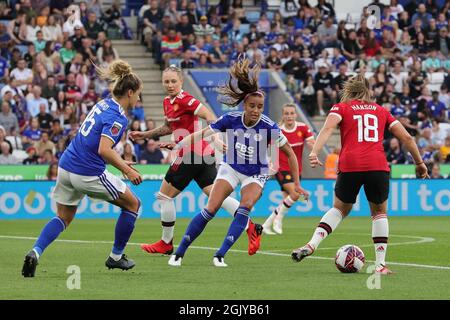 LEICESTER, ROYAUME-UNI 12 SEPT. Kirsty Hanson de Manchester United sur l'attaque dans la boîte de Leicester regardé de près par Ashleigh Plumptre de Leicester City Women pendant le match Barclays FA Women's Super League entre Leicester City et Manchester United au King Power Stadium, Leicester, le dimanche 12 septembre 2021. (Crédit : James HolyOak | MI News) crédit : MI News & Sport /Alay Live News Banque D'Images