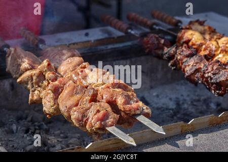 viande frite en gros morceaux barbecue shahlyk kebab fumée à l'extérieur de la rue nourriture Banque D'Images