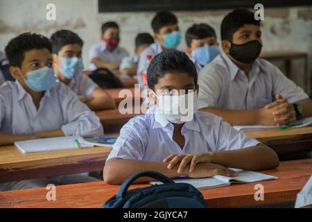 Barishal, Bangladesh. 12 septembre 2021. Les étudiants portant un masque facial fréquentent une classe à l'école Barishal Zilla après que le gouvernement ait retiré les restrictions sur les établissements d'enseignement à la suite d'une baisse de la hausse de Covid-19. (Photo de Nahid Hasan/Pacific Press) crédit: Pacific Press Media production Corp./Alay Live News Banque D'Images