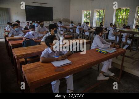 Barishal, Bangladesh. 12 septembre 2021. Les étudiants portant un masque facial fréquentent une classe à l'école Barishal Zilla après que le gouvernement ait retiré les restrictions sur les établissements d'enseignement à la suite d'une baisse de la hausse de Covid-19. (Photo de Nahid Hasan/Pacific Press) crédit: Pacific Press Media production Corp./Alay Live News Banque D'Images