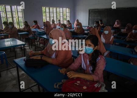 Barishal, Bangladesh. 12 septembre 2021. Les étudiants portant un masque facial assistent à une classe à la Barishal Model School and College après que le gouvernement ait retiré les restrictions sur les établissements d'enseignement à la suite d'une chute de Covid-19. (Photo de Nahid Hasan/Pacific Press) crédit: Pacific Press Media production Corp./Alay Live News Banque D'Images