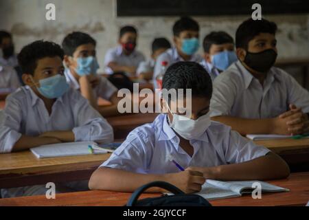 Barishal, Bangladesh. 12 septembre 2021. Les étudiants portant un masque facial fréquentent une classe à l'école Barishal Zilla après que le gouvernement ait retiré les restrictions sur les établissements d'enseignement à la suite d'une baisse de la hausse de Covid-19. (Photo de Nahid Hasan/Pacific Press) crédit: Pacific Press Media production Corp./Alay Live News Banque D'Images