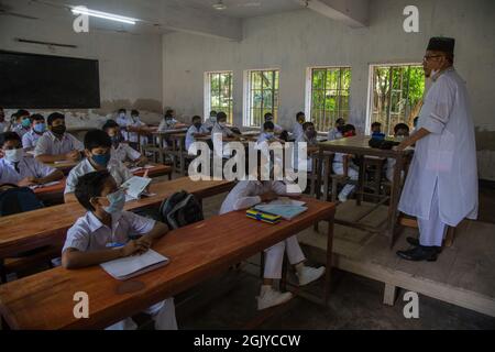 Barishal, Bangladesh. 12 septembre 2021. Les étudiants portant un masque facial fréquentent une classe à l'école Barishal Zilla après que le gouvernement ait retiré les restrictions sur les établissements d'enseignement à la suite d'une baisse de la hausse de Covid-19. (Photo de Nahid Hasan/Pacific Press) crédit: Pacific Press Media production Corp./Alay Live News Banque D'Images