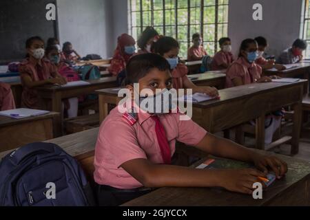 Barishal, Bangladesh. 12 septembre 2021. Les étudiants portant un masque facial assistent à une classe à la Barishal Model School and College après que le gouvernement ait retiré les restrictions sur les établissements d'enseignement à la suite d'une chute de Covid-19. (Photo de Nahid Hasan/Pacific Press) crédit: Pacific Press Media production Corp./Alay Live News Banque D'Images