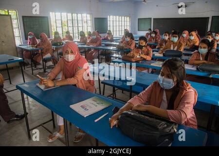 Barishal, Bangladesh. 12 septembre 2021. Les étudiants portant un masque facial assistent à une classe à la Barishal Model School and College après que le gouvernement ait retiré les restrictions sur les établissements d'enseignement à la suite d'une chute de Covid-19. (Photo de Nahid Hasan/Pacific Press) crédit: Pacific Press Media production Corp./Alay Live News Banque D'Images