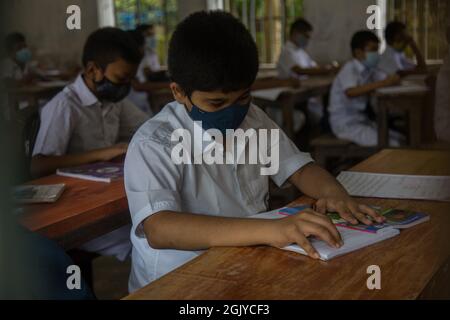 Barishal, Bangladesh. 12 septembre 2021. Les étudiants portant un masque facial fréquentent une classe à l'école Barishal Zilla après que le gouvernement ait retiré les restrictions sur les établissements d'enseignement à la suite d'une baisse de la hausse de Covid-19. (Photo de Nahid Hasan/Pacific Press) crédit: Pacific Press Media production Corp./Alay Live News Banque D'Images