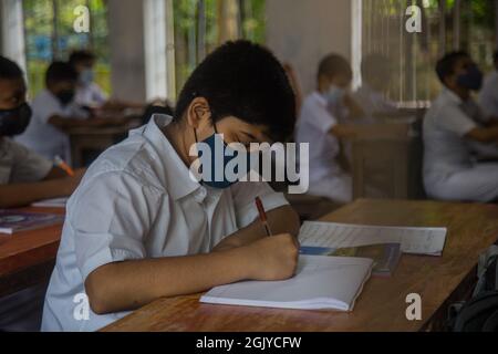 Barishal, Bangladesh. 12 septembre 2021. Les étudiants portant un masque facial fréquentent une classe à l'école Barishal Zilla après que le gouvernement ait retiré les restrictions sur les établissements d'enseignement à la suite d'une baisse de la hausse de Covid-19. (Photo de Nahid Hasan/Pacific Press) crédit: Pacific Press Media production Corp./Alay Live News Banque D'Images