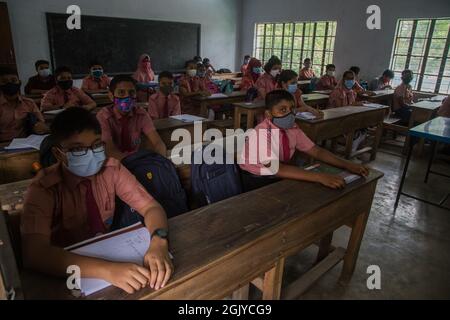 Barishal, Bangladesh. 12 septembre 2021. Les étudiants portant un masque facial assistent à une classe à la Barishal Model School and College après que le gouvernement ait retiré les restrictions sur les établissements d'enseignement à la suite d'une chute de Covid-19. (Photo de Nahid Hasan/Pacific Press) crédit: Pacific Press Media production Corp./Alay Live News Banque D'Images