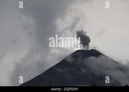 Gros plan éruption quotidienne du célèbre Volcán de Fuego guatémaltèque qui a tué près de 200 personnes en juin 2018. Banque D'Images