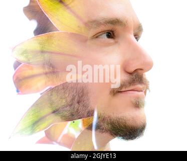 Un portrait de jeune homme combiné avec des feuilles exotiques Banque D'Images
