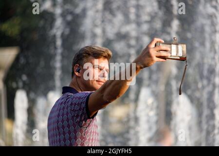 Russie Saint-Pétersbourg 09.09.2021 Un homme prend des photos sur un smartphone dans un parc de la ville. Photo de haute qualité Banque D'Images