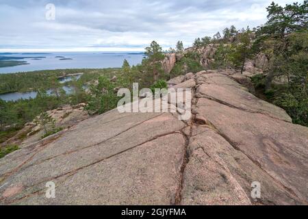 Vue sur la mer Baltique et le golfe de Bothnia depuis le sommet du rocher dans le parc national de Skuleskogen, Suède.Randonnée le long du sentier de la haute côte, Hoha Banque D'Images