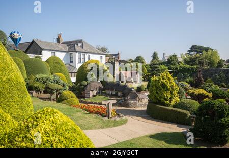 Godshill, Île de Wight, 2021. Réplique d'une vue paysagée de l'église Godshill avec une fête de mariage. Le village modèle a été établi en 1952 et moi Banque D'Images