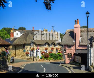 Shanklin, Île de Wight, 2021. Un village pittoresque anglais bien aimé connu pour ses cottages colorés au toit de chaume. Il attire de nombreux visiteurs et touristes Banque D'Images