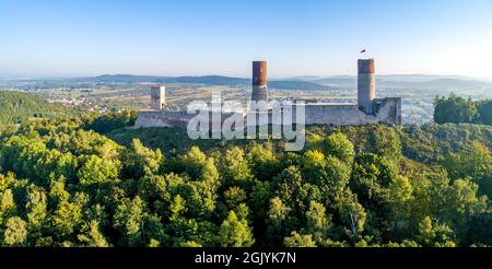 Château royal médiéval de Checiny, près de Kielce, en Pologne. Construit à la fin du XIIIe siècle. Ruine partiellement rénové. Panorama aérien à la lumière du lever du soleil. Banque D'Images