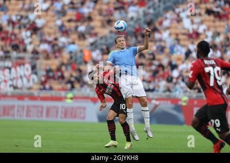 Milan, Italie. 12 septembre 2021. Lucas Leiva de SS Lazio combat pour le ballon contre Brahim Diaz d'AC Milan pendant la série Un match de football 2021/22 entre AC Milan et SS Lazio au stade Giuseppe Meazza, Milan, Italie le 12 septembre 2021 Credit: Independent photo Agency/Alay Live News Banque D'Images