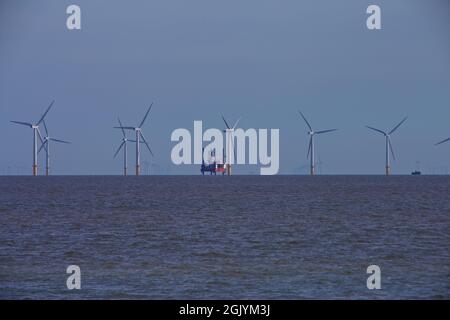 Plate-forme d'entretien Wind Pioneer travaillant au parc éolien de Gunfleet Sands. Banque D'Images