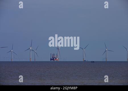 Plate-forme d'entretien Wind Pioneer travaillant au parc éolien de Gunfleet Sands. Banque D'Images