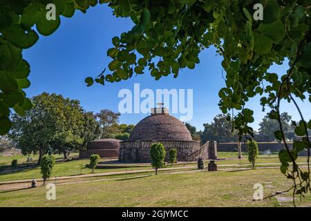 Sanchi Stupa est un complexe bouddhiste, célèbre pour son Grand Stupa, sur une colline à Sanchi Town dans le district de Raisen de l'État de Madhya Pradesh, en Inde. Banque D'Images