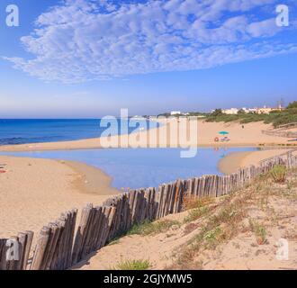 Plage de sable typique avec des dunes à Puglia, Italie: La plage de Chidro près de la ville de San Pietro à Bevagna où coule l'embouchure de la rivière Chidro. Banque D'Images