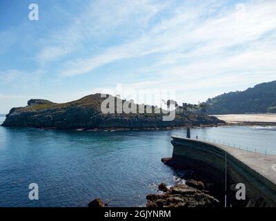 Port et plage de la commune de Lekeitio-Lequeitio, dans le pays Basque, au nord de l'Espagne. Situé à côté de la mer Cantabrique. Europe. Banque D'Images