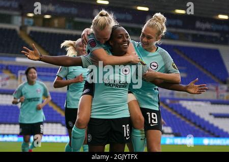 Danielle carter (au centre) de Brighton et Hove Albion fête avec Inessa Kaagman (à gauche) et Emily Simpkins après avoir remporté le troisième but de leur équipe lors du match de la Super League des femmes de la FA au stade des trophées de St Andrew, à Birmingham. Date de la photo: Dimanche 12 septembre 2021. Banque D'Images