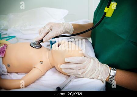 Séance de simulation sur un mannequin, visant à reproduire des situations cliniques très réalistes. Banque D'Images