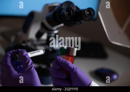 Test sanguin pour la syphilis causée par la bactérie treponema pallidum ou treponema pâle. Cette infection est transmise sexuellement. Banque D'Images