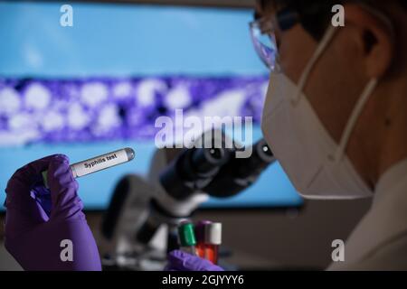 Test sanguin pour la syphilis causée par la bactérie treponema pallidum ou treponema pâle. Cette infection est transmise sexuellement. Banque D'Images