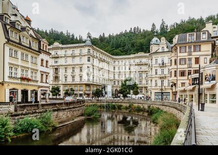 Karlovy Vary, République tchèque - août 20,2021.Grandhotel Pupp dans la ville thermale de renommée mondiale pendant le festival de film.Architecture romantique de la Bohême Banque D'Images