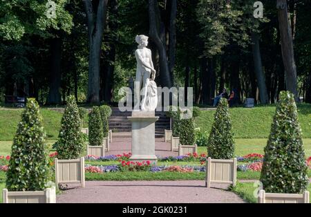 Gatchina, région de Leningrad, Russie - 18 août 2021 : statue de Mars dans le jardin hollandais du Bas dans la réserve du Musée d'État de Gatchina Banque D'Images